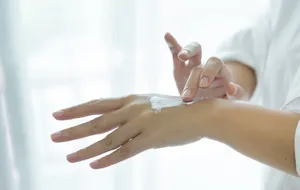 در استفاده از کرم آبرسان به چه مواردی باید دقت کنیم؟