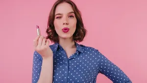 آموزش جامع و گام به گام رژ لب زدن