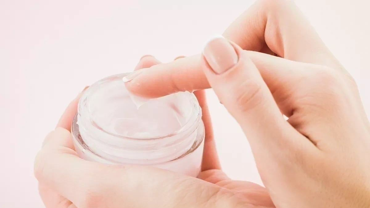 با بهترین کرم های آبرسان و روشن کننده پوست آشنا شوید